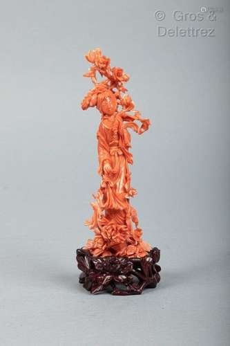 Chine, vers 1930 Statuette en corail rouge, repré…