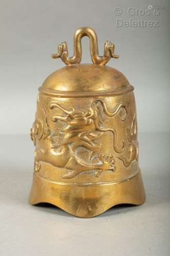 Vietnam, Xxe siècle Cloche en bronze doré, à déco…
