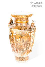 Important vase en faïence polychrome et or à décor…
