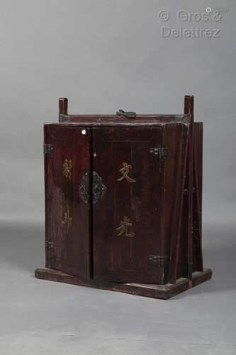 Chine, XIXe siècle Petit meuble en bois de patine…