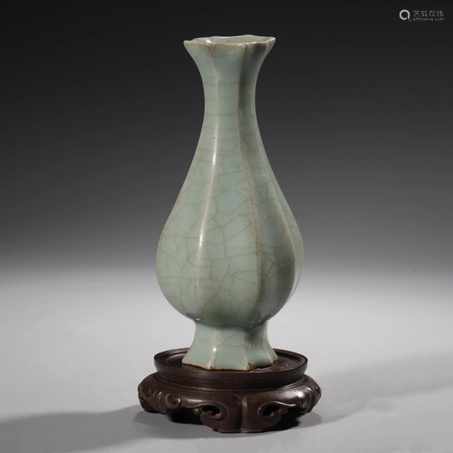 A FINE AND EXTREMELY RARE GUAN-KILN BOTTLE VASE