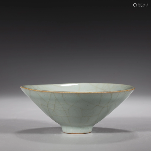 A FINE AND EXTREMELY RARE GE-KILN BOWL