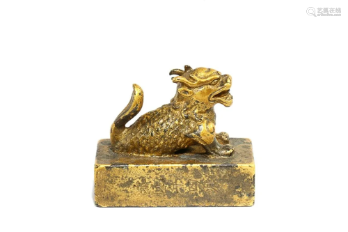 GILT-COPPER ALLOY SEAL CAST WITH BEAST KNOB