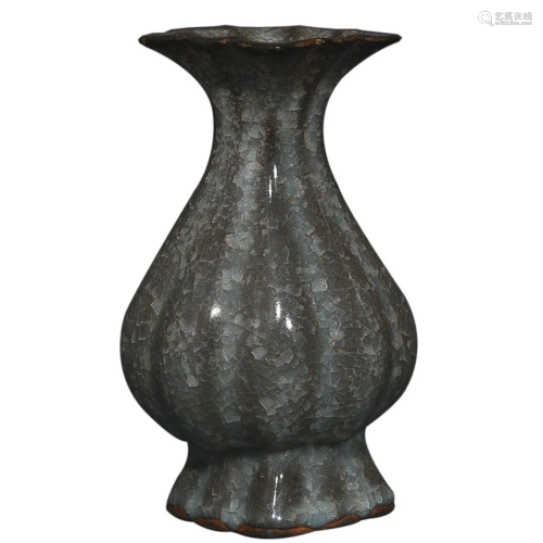GUAN WARE 'ICE CRACK' VASE WITH FLUTED SIDES