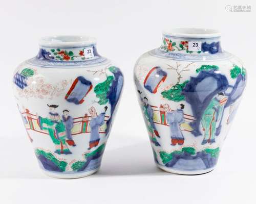 CHINE Paire de POTICHES en porcelaine en émaux Duc…