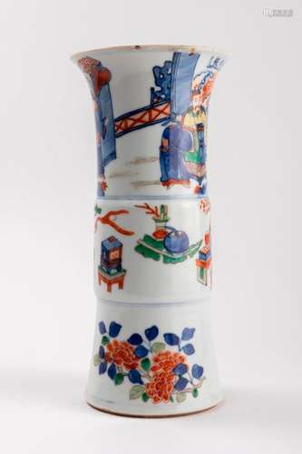 CHINE VASE Gû en porcelaine à décor en émaux Wucai…