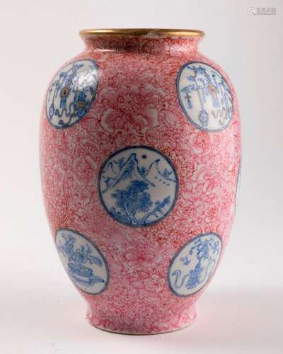 CHINE VASE ovoïde en porcelaine à décor de médaill…