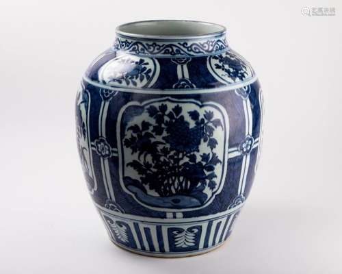 CHINE Grand VASE balustre à décor bleu blanc de ti…