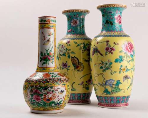 CHINE Paire de VASES en porcelaine à décor polychr…