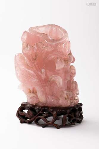 CHINE VASE en quartz rose sculpté d'un volatile et…