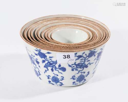 CHINE Suite de 10 BOLS encastrables en porcelaine …