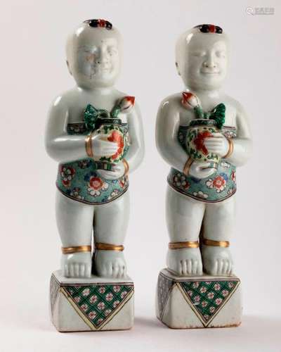 CHINE Paire de frères Ho Ho en porcelaine en émaux…