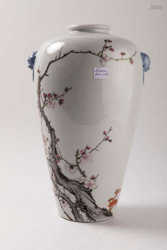 CHINE VASE ovoïde en porcelaine à décor en émaux d…