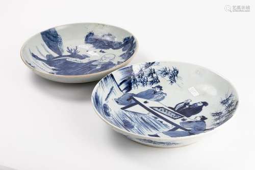 CHINE Deux PLATS en porcelaine à décor en camaïeu …