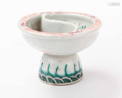 CHINE COUPE sur piédouche en porcelaine à décor po…