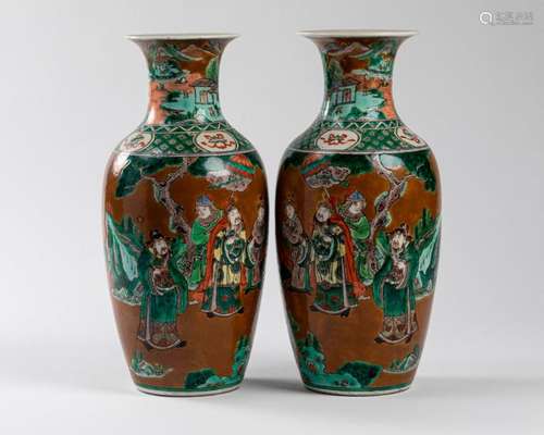 CHINE Paire de VASES à col évasé en porcelaine à d…