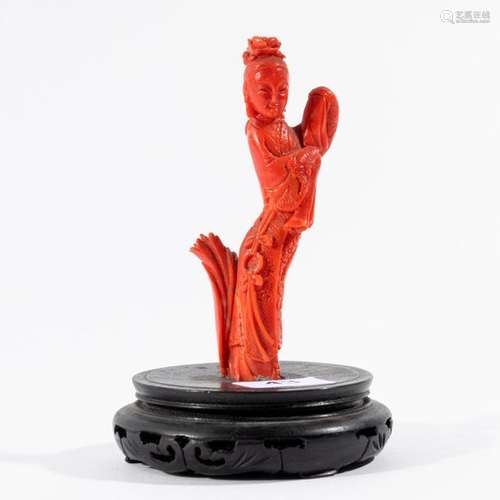 CHINE SUJET en corail sculpté et incisé figurant u…