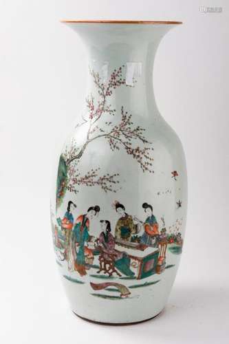 CHINE VASE en porcelaine à col évasé, à décor poly…