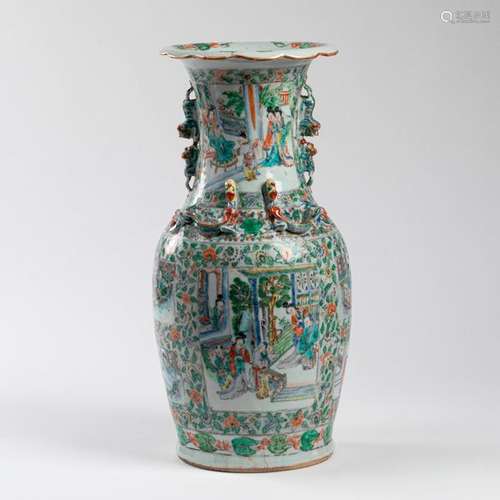 CHINE, Canton VASE en porcelaine à décor de scènes…