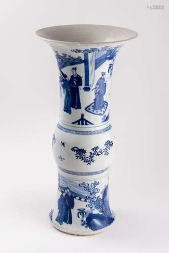 CHINE VASE Gû en porcelaine à décor en camaïeu de …