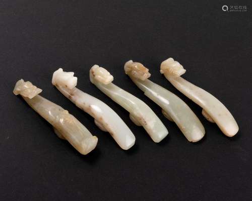 CHINE Suite de de cinq FIBULES en jade sculpté for…