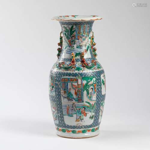 CHINE, Canton VASE en porcelaine à décor de scènes…