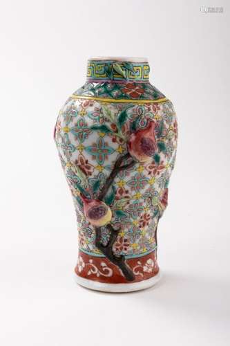 CHINE Petit VASE en porcelaine à décor floral poly…