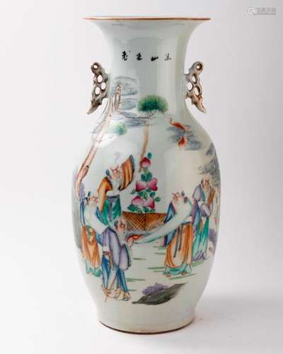 CHINE VASE ovoïde en porcelaine à décor polychrome…