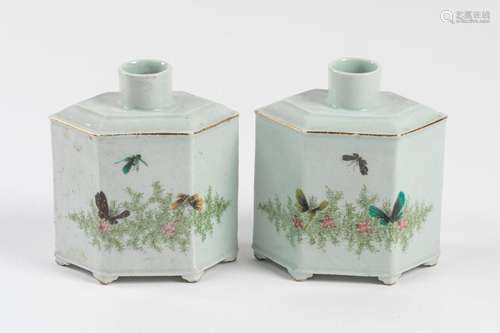 CHINE Paire de POTS À THÉ en porcelaine à décor po…