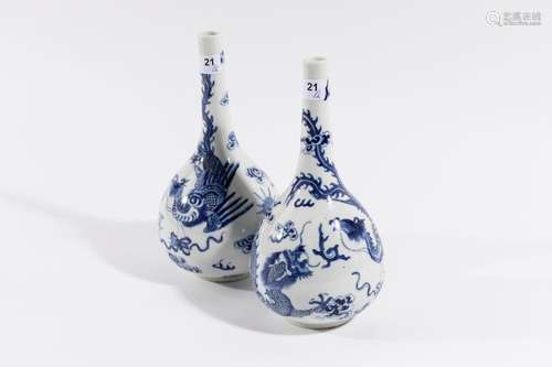 VIETNAM Paire de VASES bouteilles en porcelaine à …