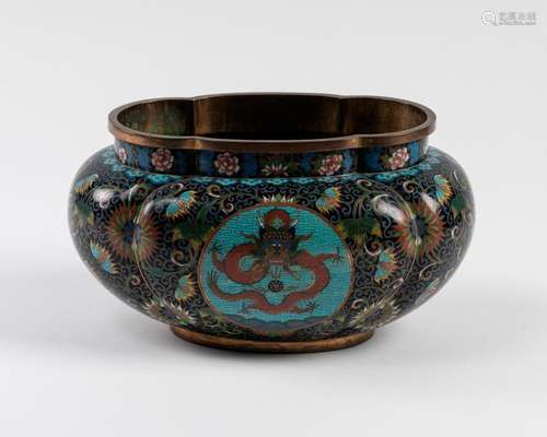 CHINE JARDINIÈRE quadrilobée en émaux cloisonnés à…