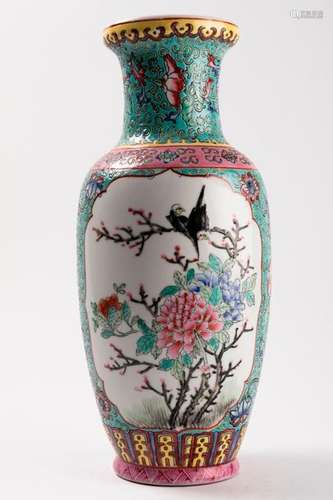 CHINE VASE en porcelaine à décor polychrome d'oise…