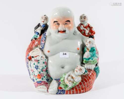 CHINE BUDAÏ entouré de serviteurs, porcelaine à dé…