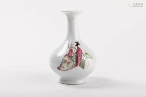 CHINE Petit VASe à panse aplatie en porcelaine à d…