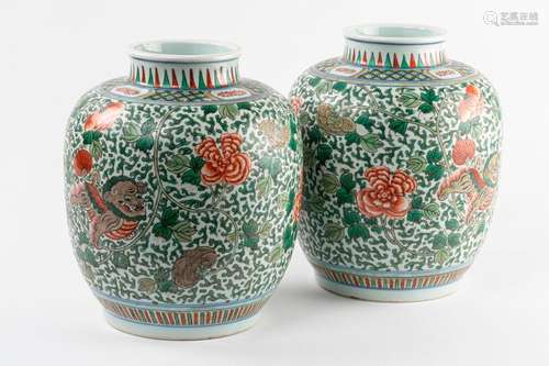 CHINE Paire de POTS en porcelaine et émaux Wucai à…