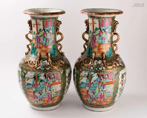 CHINE, Canton. Paire de VASES en porcelaine à déco…