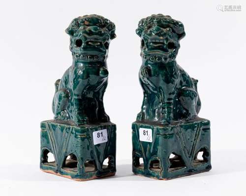 CHINE Paire de CHIENS de FÔ en porcelaine à couver…