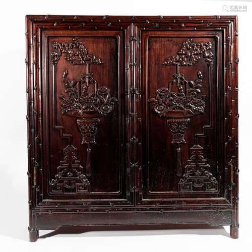 CHINE Petit CABINET en bois exotique sculpté en ba…