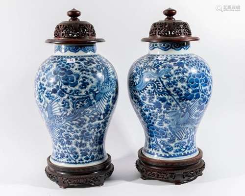 CHINE Deux VASES balustres pouvant former paire, e…