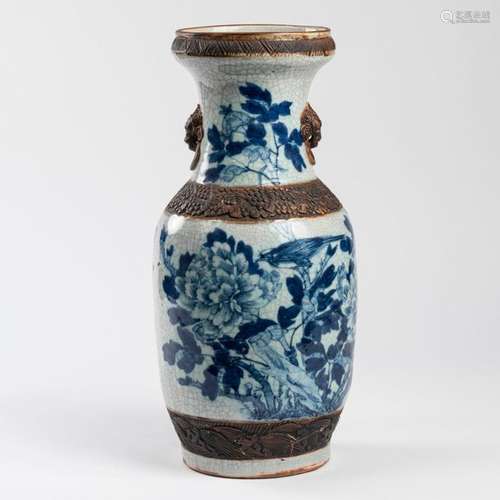 CHINE, Nankin VASE en grès porcelaineux à décor fl…