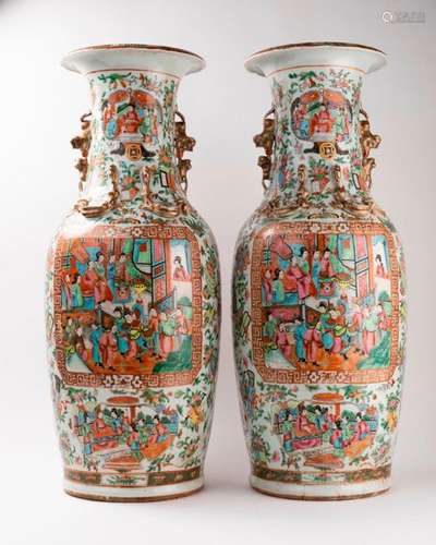 CHINE, Canton Paire de VASES en porcelaine à décor…