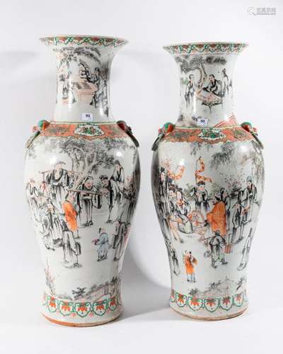 CHINE Paire de VASES balustres en porcelaine à déc…