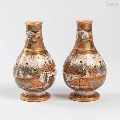 JAPON, Satsuma Paire de VASES piriforme en porcela…