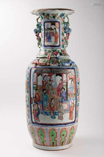 CHINE, Canton VASE en porcelaine à décor de scènes…