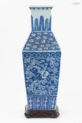 CHINE VASE balustre de section carrée en porcelain…