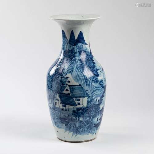 CHINE VASE en pocelaine à décor en camaïeu de bleu…