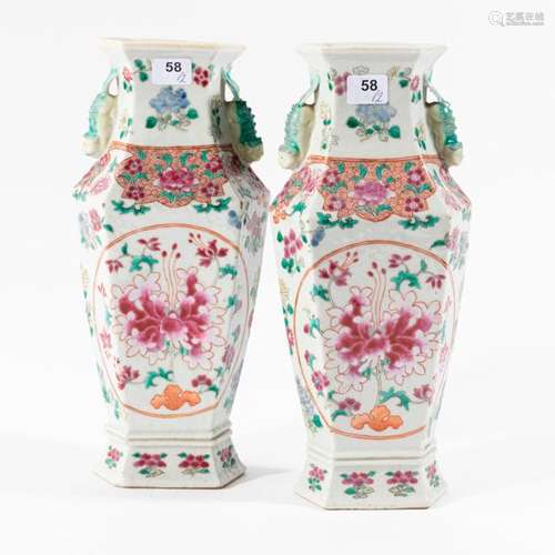 CHINE Paire de VASES de section hexagonale en porc…