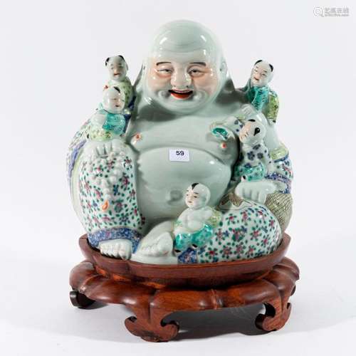 CHINE BUDAÏ entouré de serviteurs, porcelaine à dé…