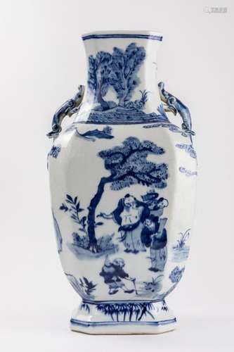 CHINE VASE de section octogonale en porcelaine à d…