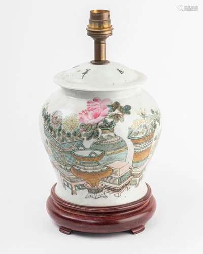 CHINE POT couvert en porcelaine à décor polychrome…